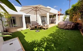 Bungalow de diseño hidromasajes terraza y piscina.